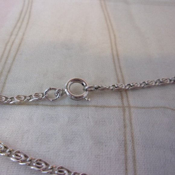 Avon Faux Pearl Grape Cluster Silver Necklace 20" - Picture 6 of 7